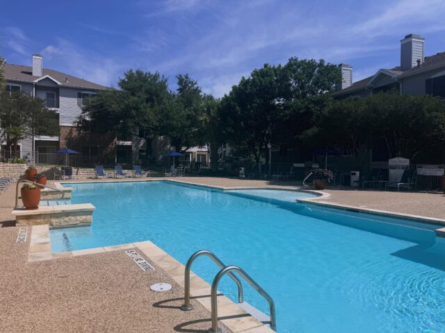 Pool so blue it borrowed color from the sky ☁️💦
#happyfriday☀️ #renaissancenorthbend #pooltime